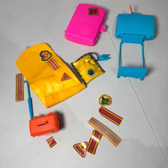 VINTAGE 1978 MATTEL BARBIE DOLL GET AWAYS PLAY PAKS # 2317 TRAVEL LUGGAGE - Picture 2 of 6